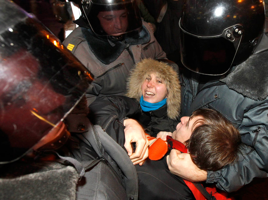 Задержание на несанкционированном митинге «Против несправедливых выборов» в Петербурге. © Alexander Demianchuk/Reuters