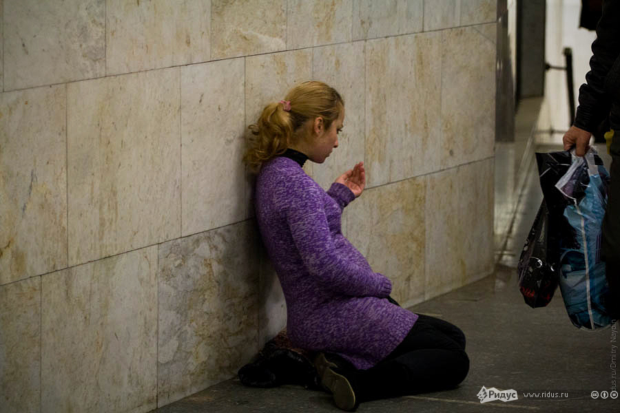 Беременная женщина-попрошайка просящая ради будущего ребенка. © Дмитрий Найдин/Ridus.ru