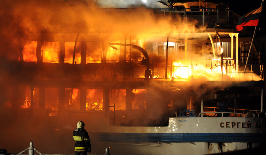 Пожар на теплоходе-гостинице «Сергей Абрамов». © Владимир Астапкович/РИА Новости