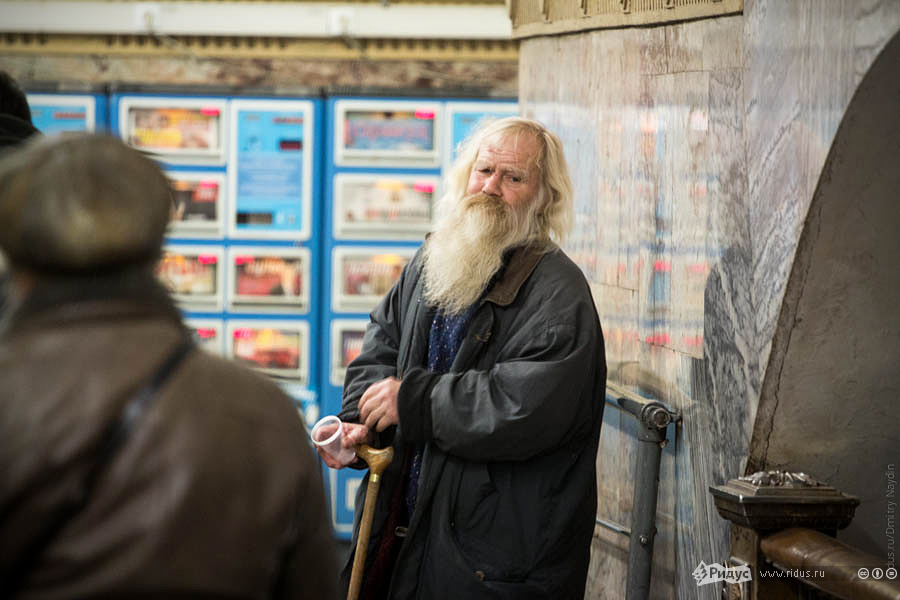 Честный попрошайка в переходе между станциями метро. © Дмитрий Найдин/Ridus.ru