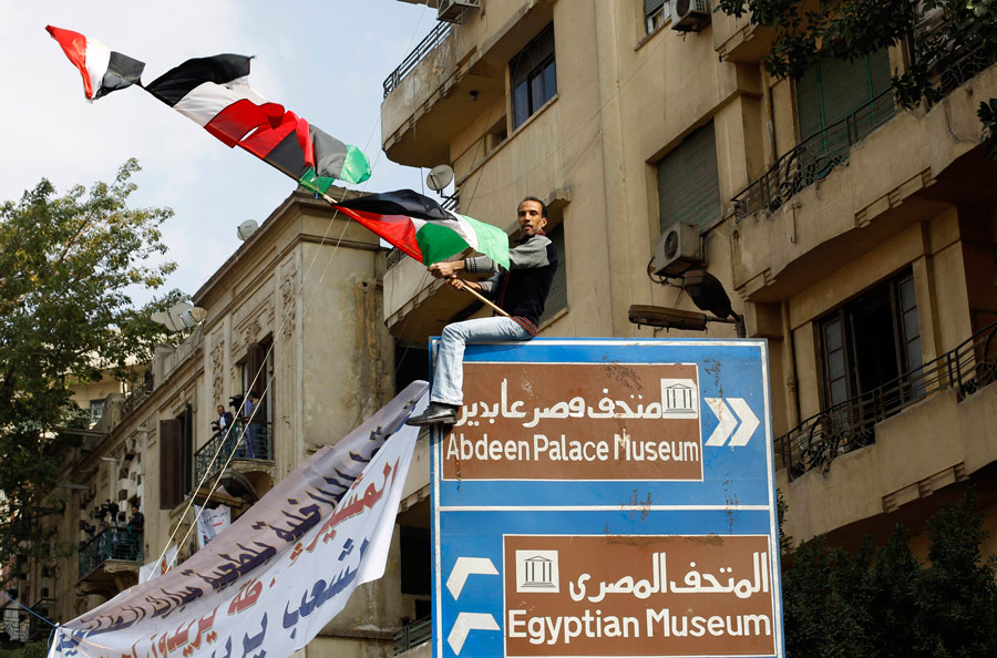 Египетские демонстранты на площади Тахрир в Каире. © Ahmed Jadallah/Reuters