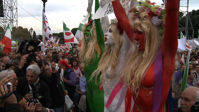 Активистки группы Femen на акции за отставку Сильвио Берлускони в Риме.© femen.livejournal.com