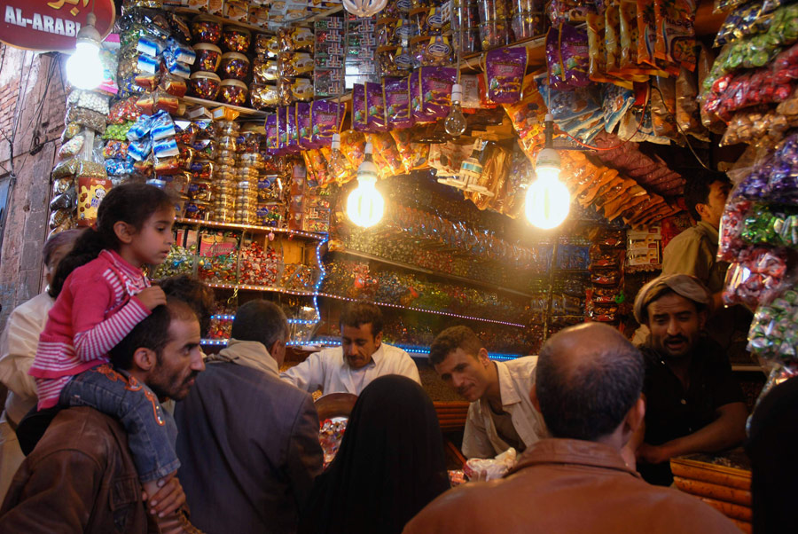 Мусульмане закупаются продуктами на рынке в Йемене перед праздником Ид аль-Адха.  © Mohamed al-Sayaghi/Reuters