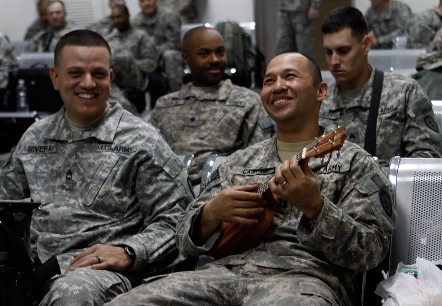 Американские солдаты в транспортном самолете. © Maya Alleruzzo/AP Photo
