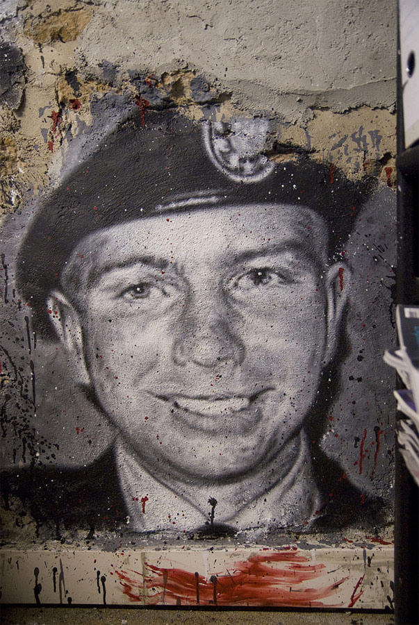 Не забыли художники и американского солдата Брэдли Мэннинга, «слившего» Ассанжу архив секретных депеш Госдепа