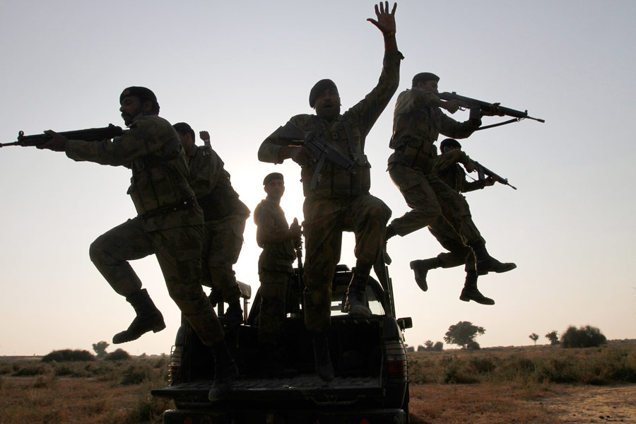 Пакистанские военнослужащие во время военных учений в пустыне Холистан на границе с Индией. © Reuters