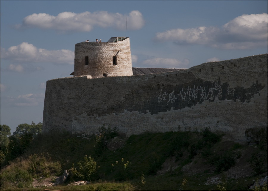Памятный крест под стенами крепости