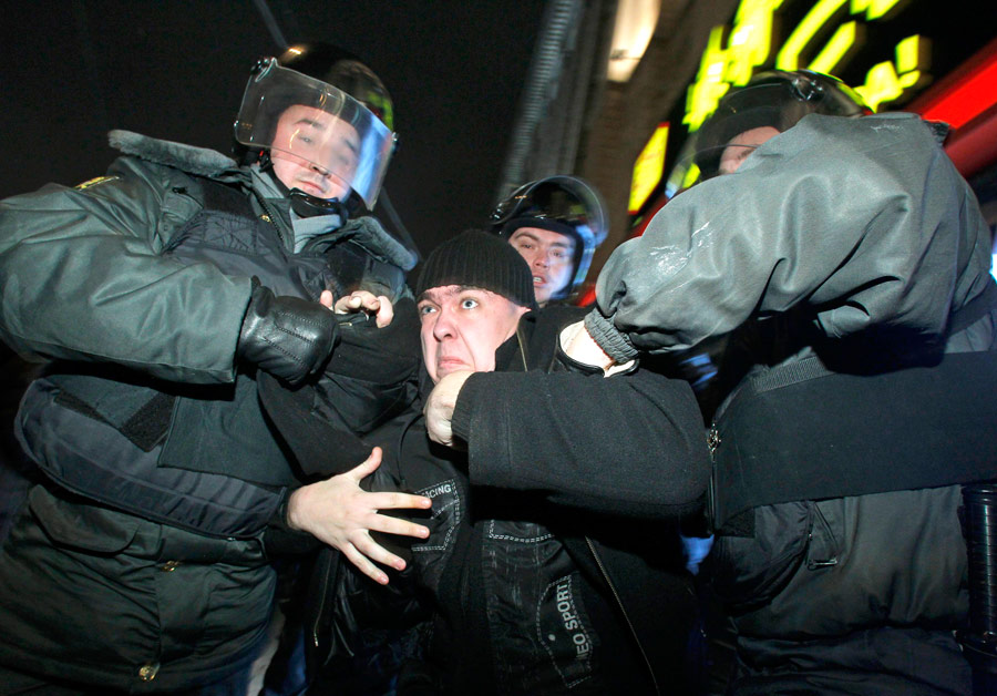 Задержание активиста партии «Другая Россия» на Триумфальной площади в Москве 4 декабря 2011 года. © Anton Golubev/Reuters