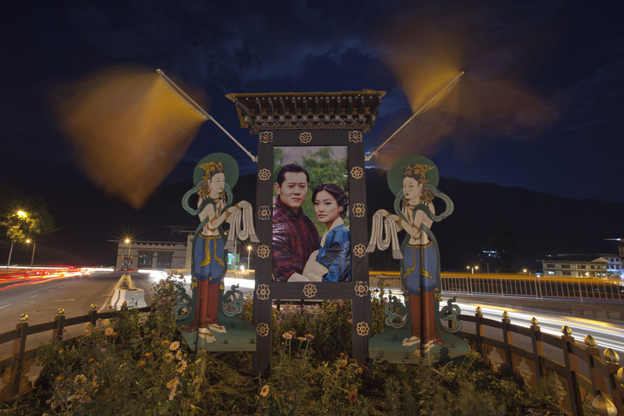 Столица Тхимпху украшена портретами молодоженов. © ADREES LATIF/Reuters