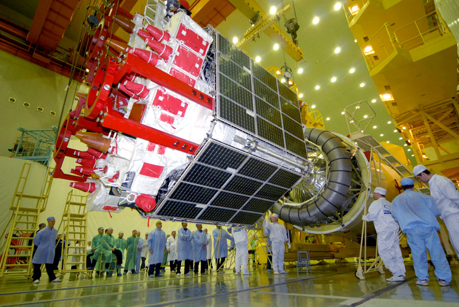 Спутники ГЛОНАСС-М во время подготовки к отправке на орбиту. © Сергей Казак/ИТАР-ТАСС