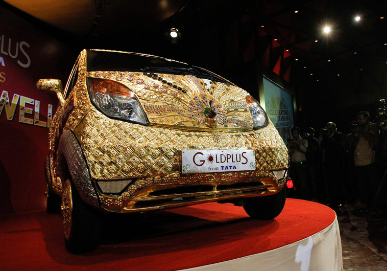 Машина, оформленная 80 килограммами 22-каратного золота специально к церемонии в Мумбае. © Danish Siddiqui/Reuters