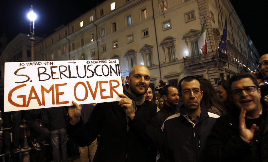 Демонстранты с плакатом у правительственного дворца Киджи в Риме 12 ноября 2011 года. © Tony Gentile/Reuters