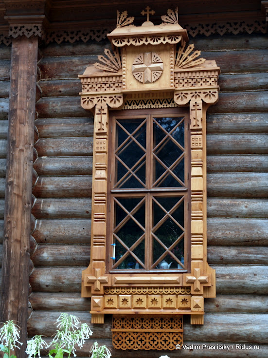 Резное окно Храма Тихона Задонского в Парке Сокольники. Москва. © Vadim Preslitsky