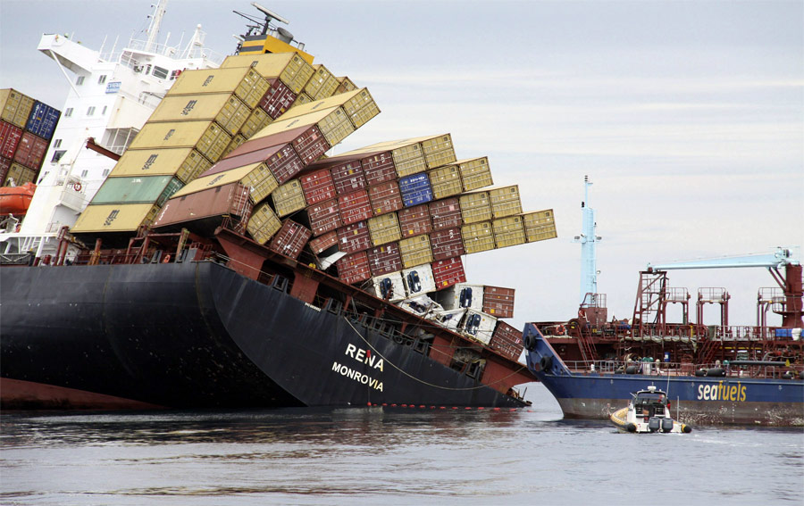 Танкер откачивает топливо из контейнеровоза Rena. © Maritime New Zealand/Reuters