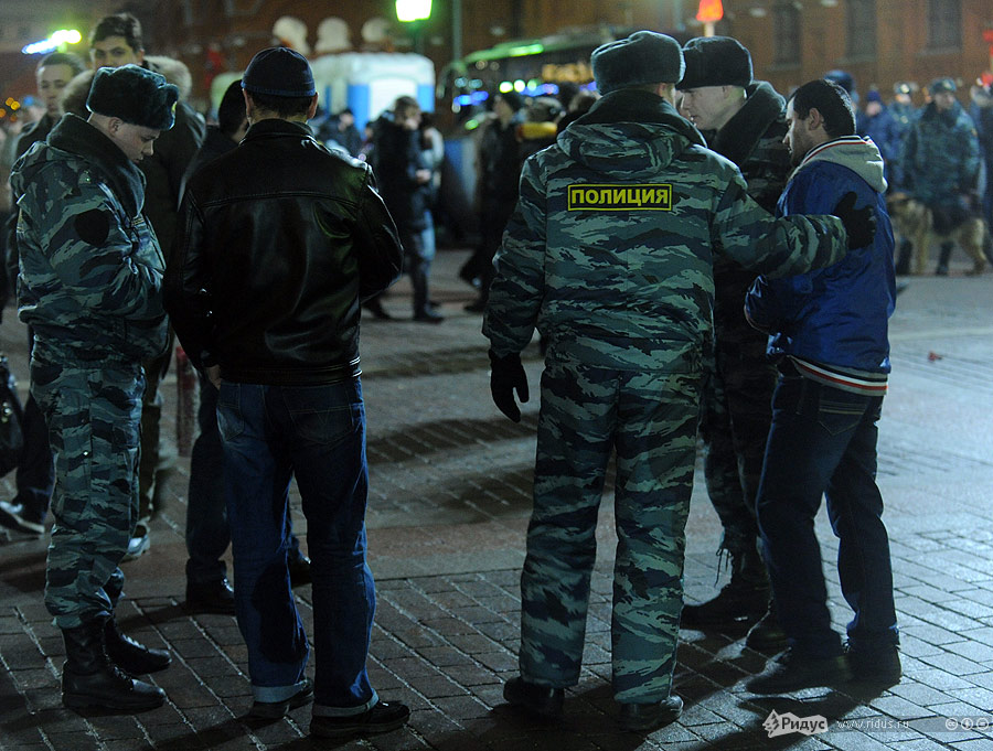 Полиция контролирует обстановку на Манежной площади в ночь на 1 января 2012. © Василий Максимов/Ridus.ru