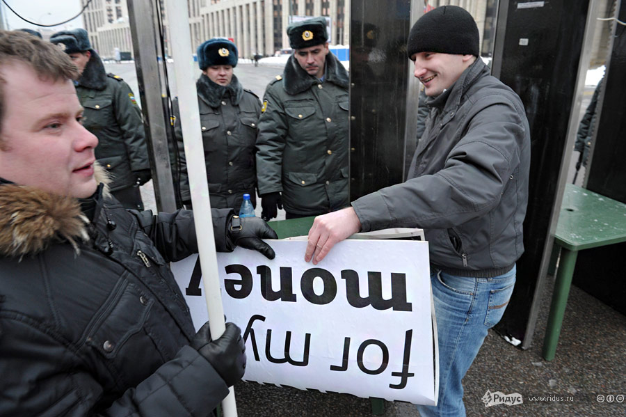 Последние приготовления перед проведением митинга «За честные выборы» 24 декабря 2011 года. © Антон Тушин/Ridus.ru