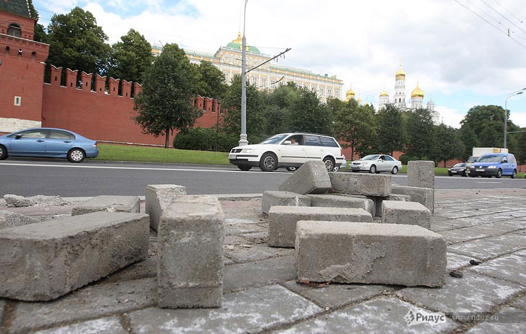 Укладка тротуарной плитки в Москве. © Ридус