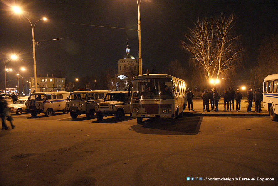 В двухстах метрах от места проведения митинга дежурили три автобуса с ОМОНом.