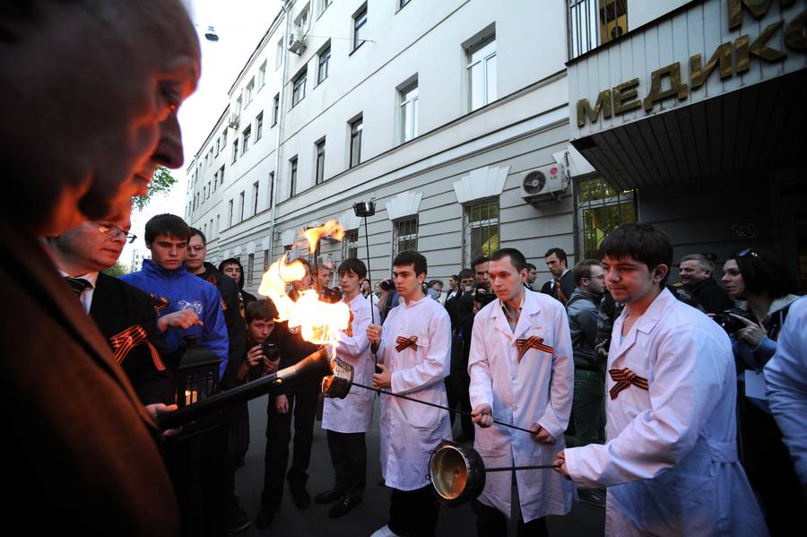 Зажжение факелов ректором Московского государственного медико-стоматологического университета
