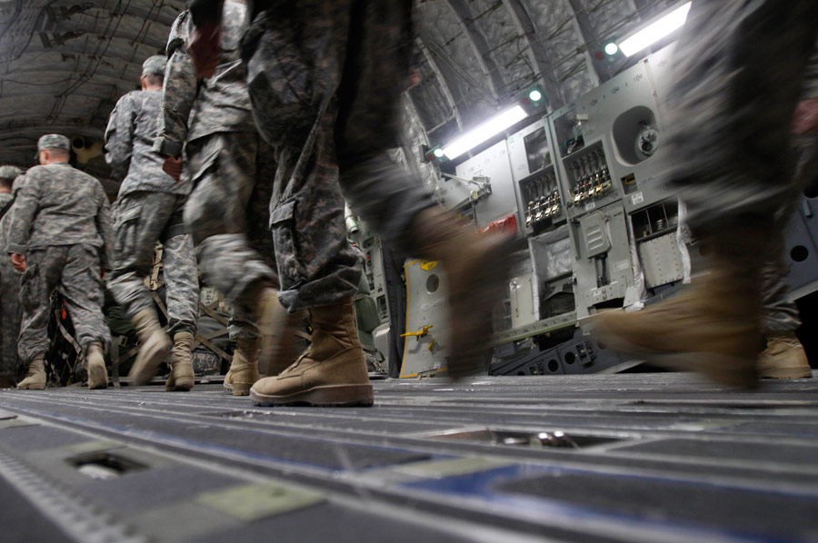 Часть солдат третьей бригады улетела на транспортном самолете. © Maya Alleruzzo/AP Photo