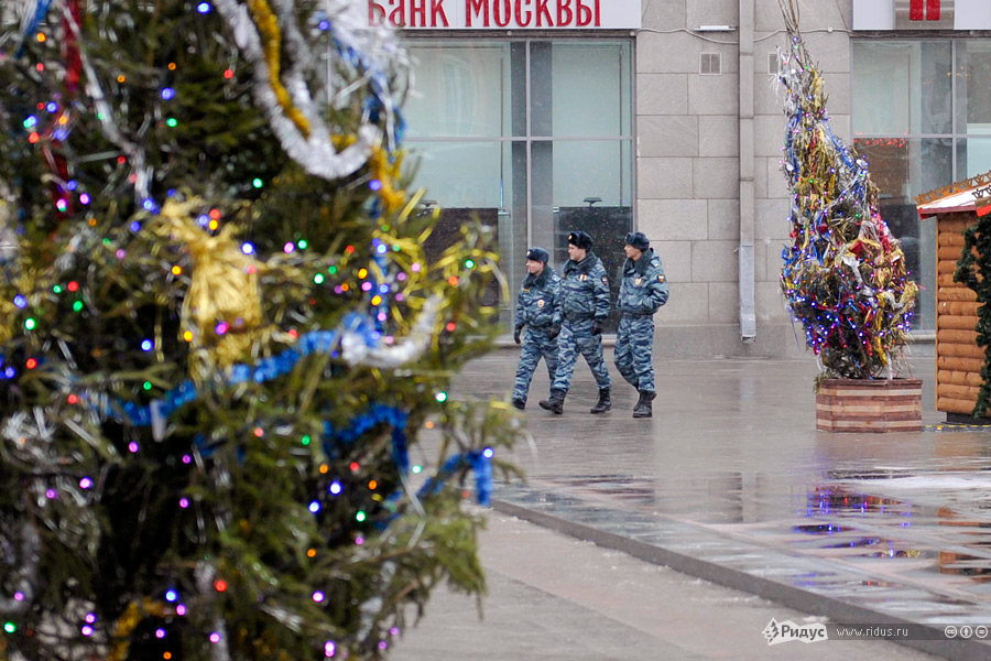 Москвичи возмутились «талиб-дизайном» елок на Тверской и взяли дело в свои руки