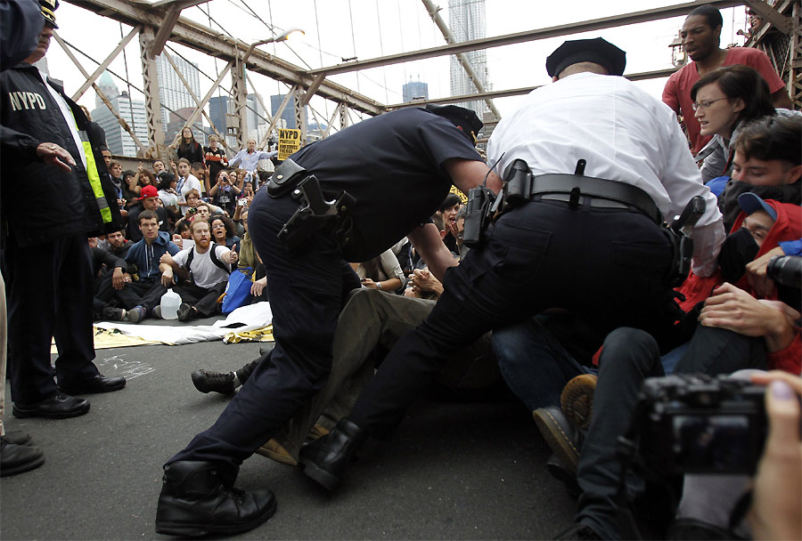 Полиция арестовывает демонстрантов на Бруклинском мосту. Фото REUTERS/Jessica Rinaldi