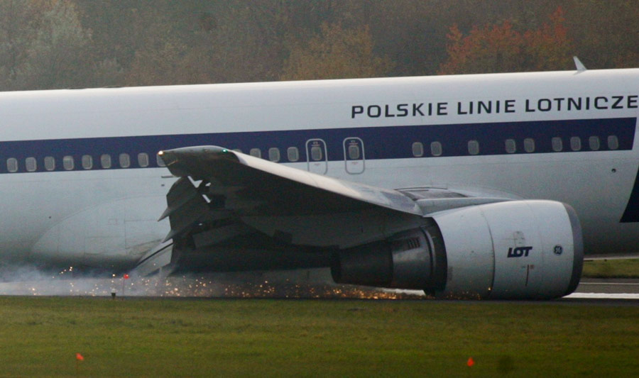 Аварийная посадка Боинга 767 польской авиакомпании LOT в Варшаве. © Reuters