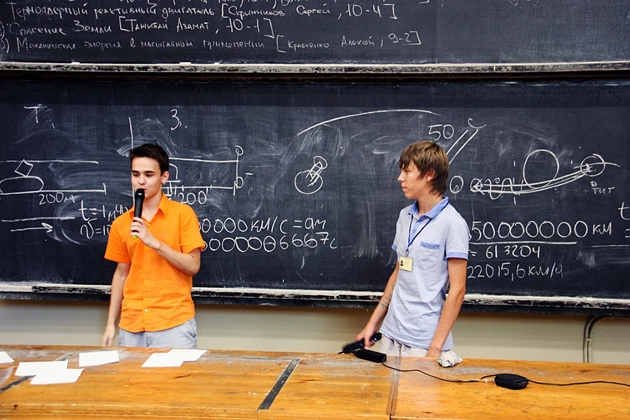 Учащиеся Летней школы при СУНЦ НГУ презентуют свои фантастические проекты. © nsesc.ru