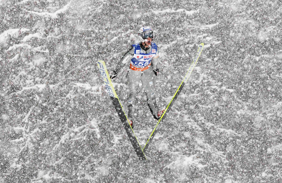 Чешский «летающий лыжник» Роман Куделка рассекает воздух на первом этапе чемпионата мира по прыжкам с трамплина в швейцарском Энгельберге. © Michael Buholzer/Reuters
