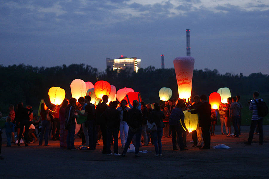 Запуск небесных фонариков в Москве
