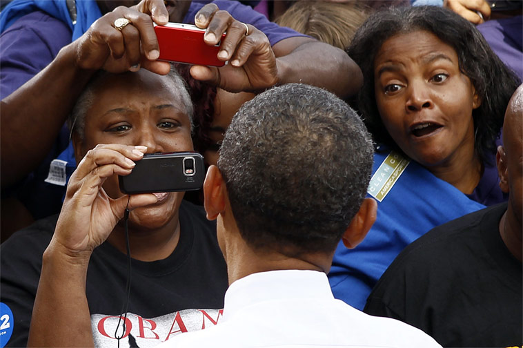 Барак Обама общается со своими сторонниками во время визита в Цинциннати, штат Огайо. © Kevin Lamarque/Reuters