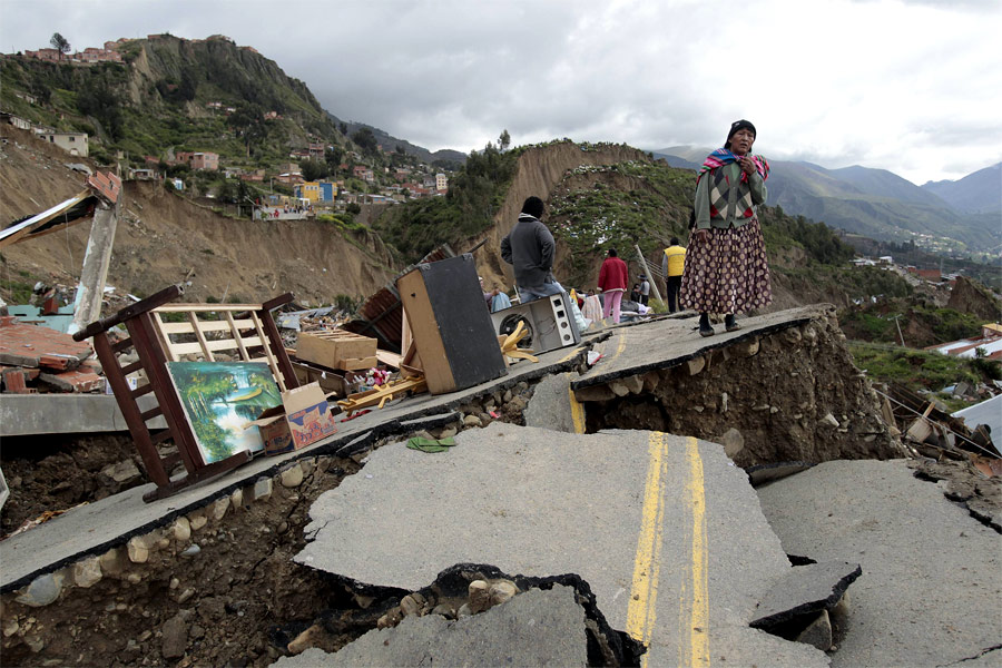 Местные жители на дороге в Ла-Пасе, разрушенной оползнем. © David Mercado/Reuters
