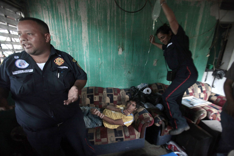 Гватемальские парамедики помогают пострадавшему от землетрясения. © Reuters/JORGE DAN LOPEZ