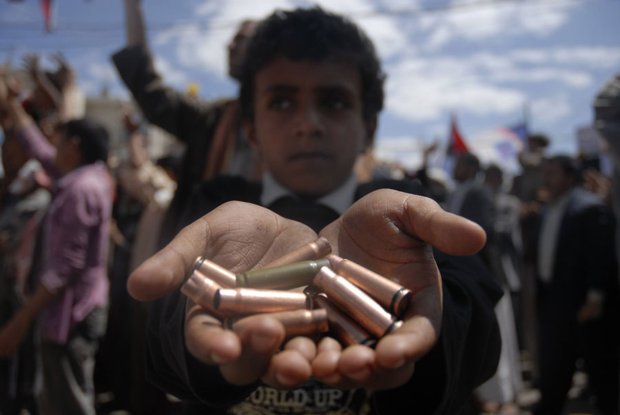 Йеменские дети собирают гильзы от патронов, которыми стреляют по демонстрантам. © STR/Reuters