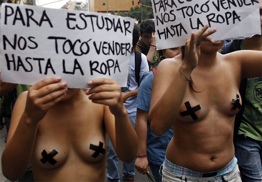 Надпись на плакатах: «Мы продали нашу одежду, чтобы учиться». © Fredy Builes/Reuters