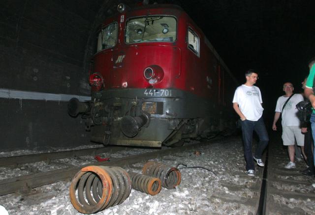 Этот поезд Нови-Сад - Белград врезался в сломавшуюся в тоннеле электричку © Tanjug