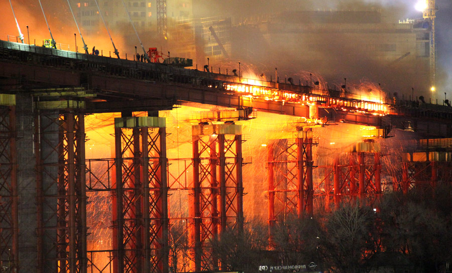 Пожар настроящемся мосту через бухту Золотой Рог воВладивостоке. © Виталий Аньков/РИА Новости