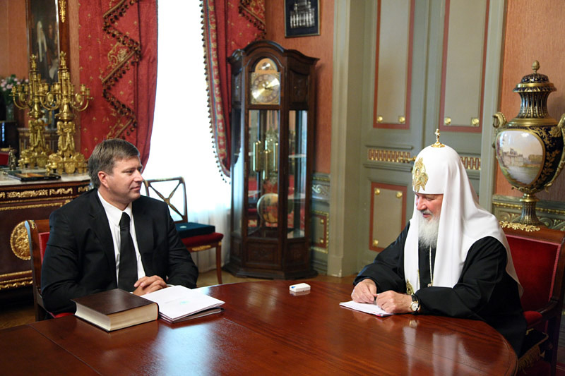 Оригинал снимка со встречи патриарха Кирилла с министром юстиции Александром Коноваловым с сайта patriarchia.ru