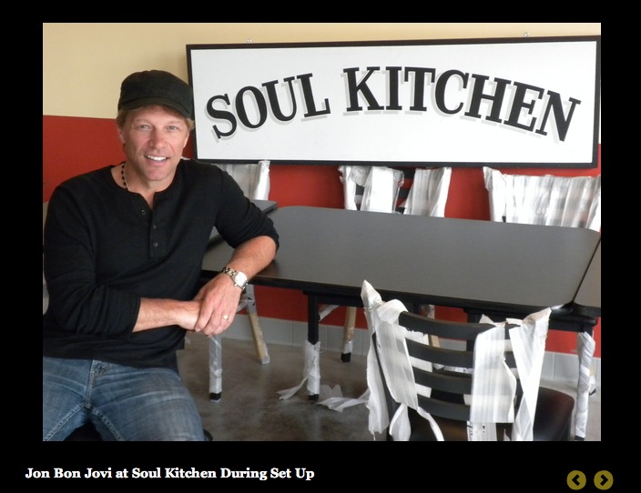 Музыкант Джон Бон Джови в ресторане "Душевная кухня". Скриншот с сайта www.jbjsoulkitchen.org