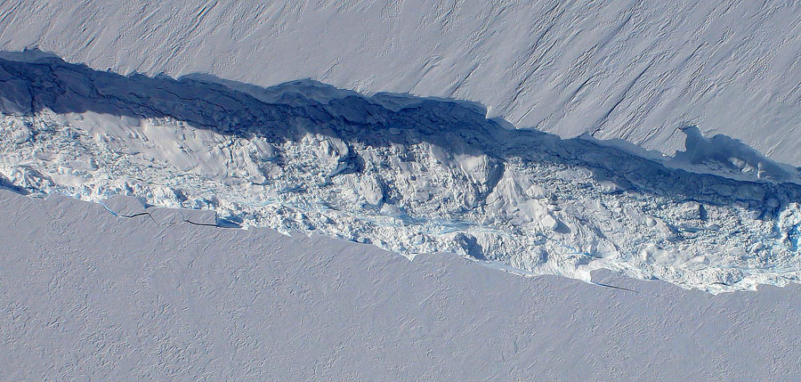 Антарктическая трещина. © NASA