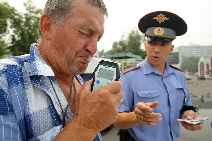 Сотрудник ГИБДД проверяет водителя на содержание алкоголя в крови. © Владимир Смирнов/ИТАР-ТАСС