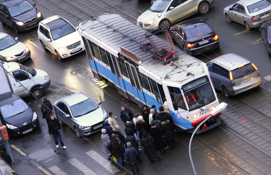 Пассажиры садятся в трамвай на одной из улиц Москвы. © Антон Новодережкин/ИТАР-ТАСС