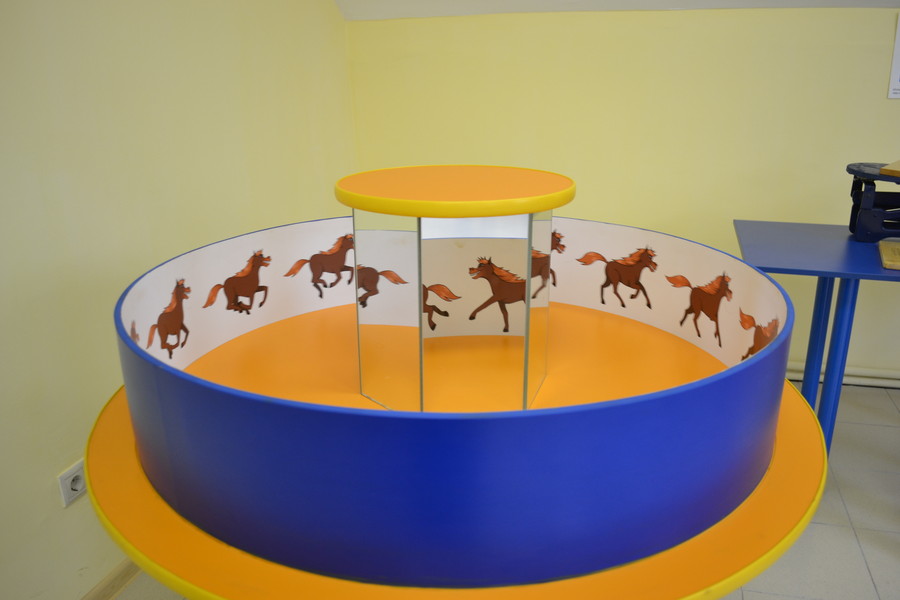 Вращающиеся кони на внутренней стороне барабана, отражаясь в зеркалах создают движущееся изображение