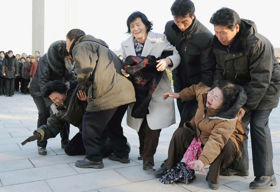 Население Северной Кореи скорбит по ушедшему из жизни вождю. KYODO/Reuters