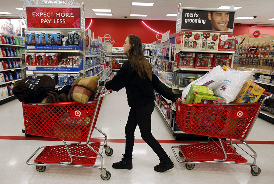 Женщина в магазине во время старта рождественских распродаж. © Jessica Rinaldi/Reuters