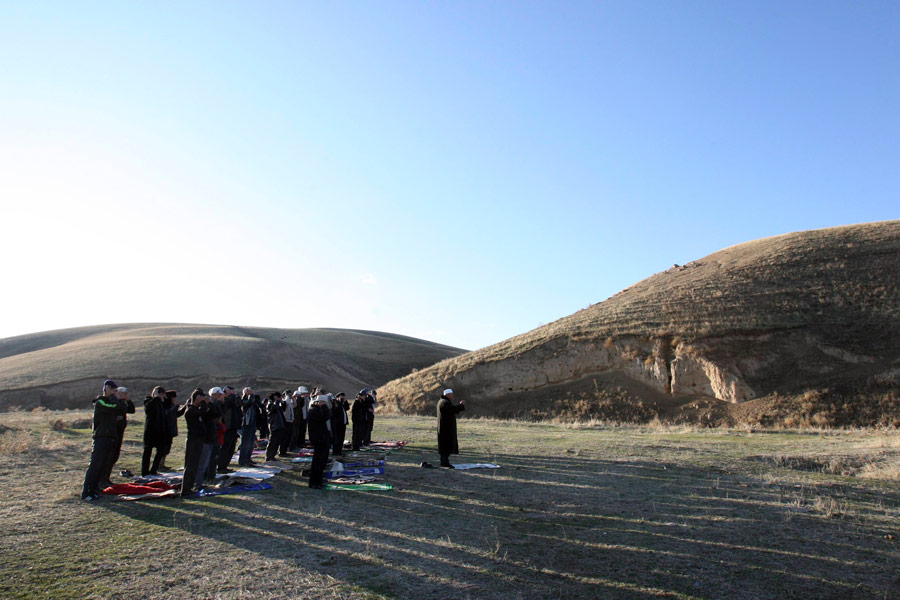 Мусульмане молятся во время Курман Айта (Ид аль-Адха или Курбан-байрам) в пригороде Бишкека, Киргизстан. © Vladimir Pirogov/Reuters