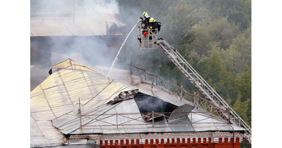 Пожарная служба МЧС на месте пожара на Можайском шоссе. © РИА Новости / Виталий Белоусов