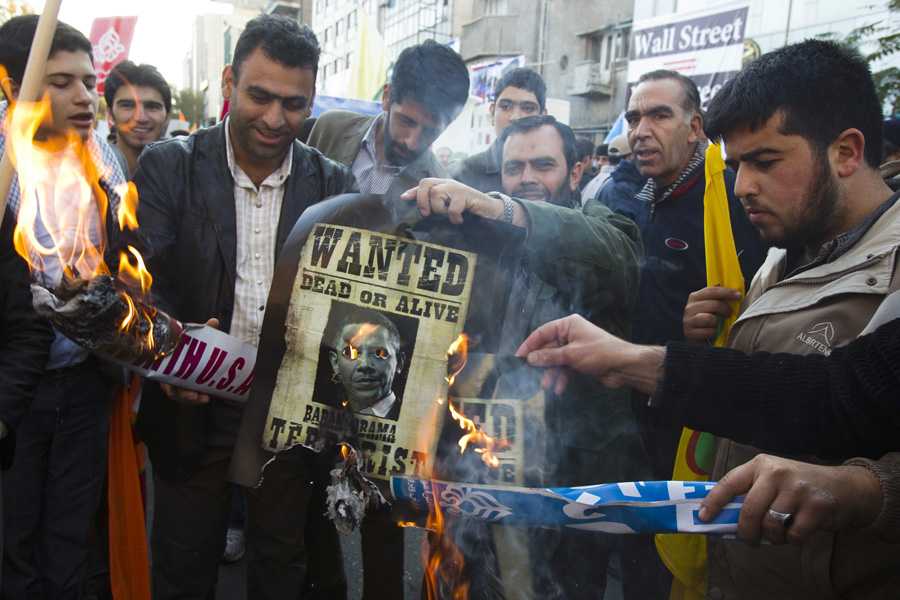 Участники антиамериканских выступлений в Тегеране сжигают портрет президента США Барака Обамы. © Raheb Homavandi/Reuters
