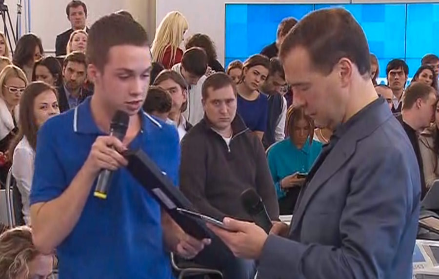 Медведеву демонстрируют прибор для незрячих людей, позволяющий работать в интернете