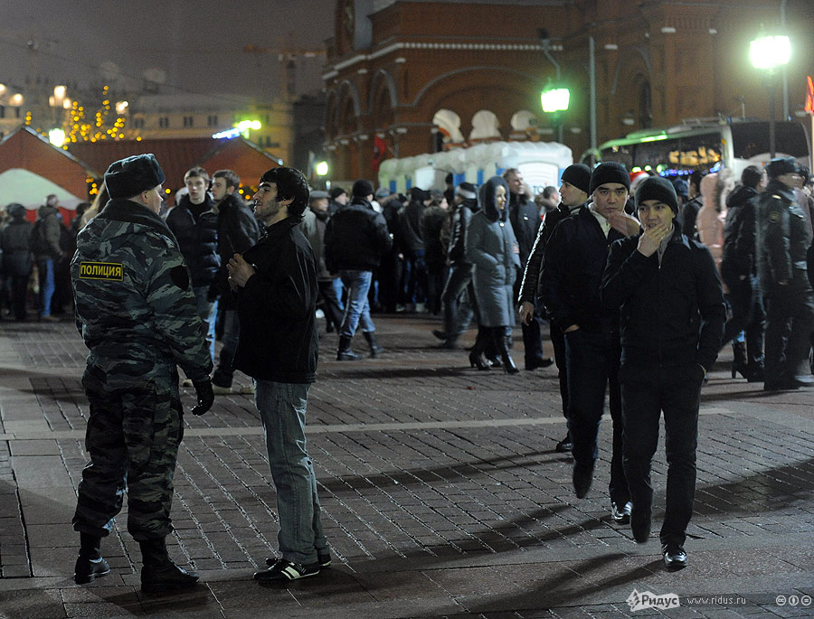 Полиция контролирует обстановку на Манежной площади в ночь на 1 января 2012. © Василий Максимов/Ridus.ru